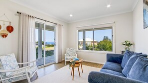 TV - Waves and Blossoms - Lake Bunga (Lake Bunga)