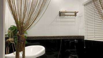 Classic Room | Bathroom