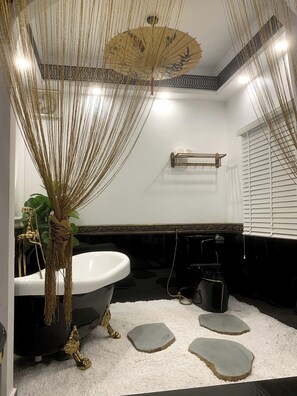 Classic Oda | Banyo | Saç kurutma makinesi, terlik, havlu, sabun 