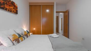 2 bedrooms, iron/ironing board, internet, bed sheets