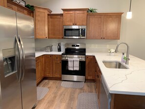 Microwave, oven, stovetop, dishwasher - Perfect Retreat for Comfort and Convenience (Lincoln,)