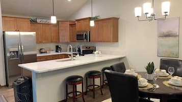 Mikrobølgeovn, ovn, kokeplater og oppvaskmaskin