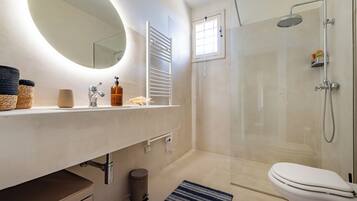 Dusche, Haartrockner, Bidet, Handtücher