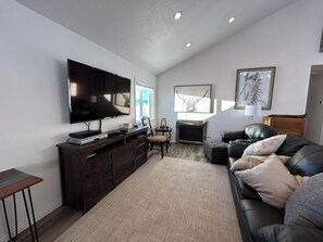 Smart-tv, een open haard, een dvd-speler en een tafeltennistafel