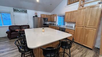 冷蔵庫、電子レンジ、オーブン、コンロ