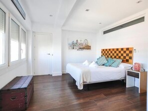 2 bedrooms, internet, bed sheets