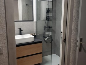 Shower, towels