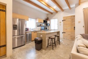 Køleskab, mikrobølgeovn, ovn, kogeplade