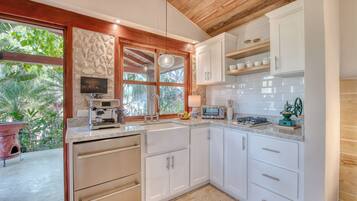 Fridge, oven, stovetop, coffee/tea maker