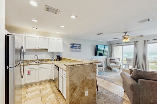 Gorgeous ground-floor beachfront condo, shared pool and beach access