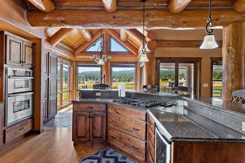 Gorgeous lodge with mountain views, fireplace, game room, hot tub & grill