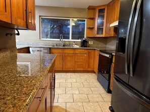 Private kitchen - Enjoyable House with WiFi on Mercer Island (Mercer Island)