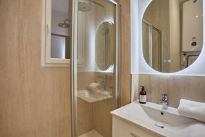 Apartment | Bathroom | Hair dryer - Modern Studio Arc de Triomphe Monceau (Paris)
