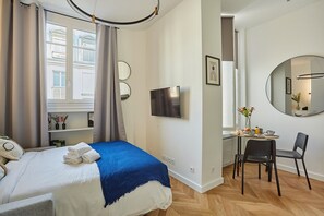 Laptop workspace, iron/ironing board, bed sheets - Modern Studio Arc de Triomphe Monceau (Paris)