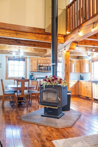 3 BR 2 Bath Sleeps 8, Cozy, Secluded