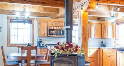 3 BR 2 Bath Sleeps 8, Cozy, Secluded