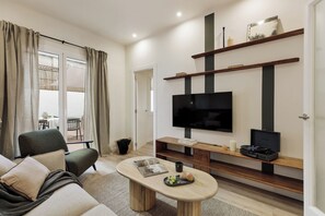 TV - Kayra - 2 bedrooms and terrace in La Sagrada Familia (Barcelona)