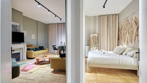 Una moderna camera d'albergo con un letto, un divano, un tavolino da caffè e una TV.
