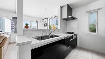 Deluxe House | Private kitchen | Fridge, microwave, oven, stovetop