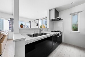 Deluxe House | Private kitchen | Fridge, microwave, oven, stovetop - MIST (Sapporo)