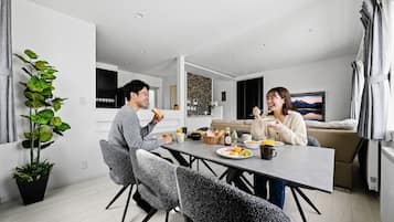 Hus – deluxe | Spiseområde på rommet