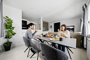 Deluxe House | In-room dining - MIST (Sapporo)