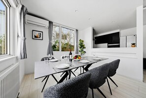 Deluxe House | In-room dining