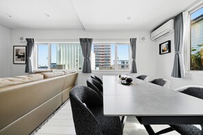 Deluxe-Haus | Essbereich im Zimmer