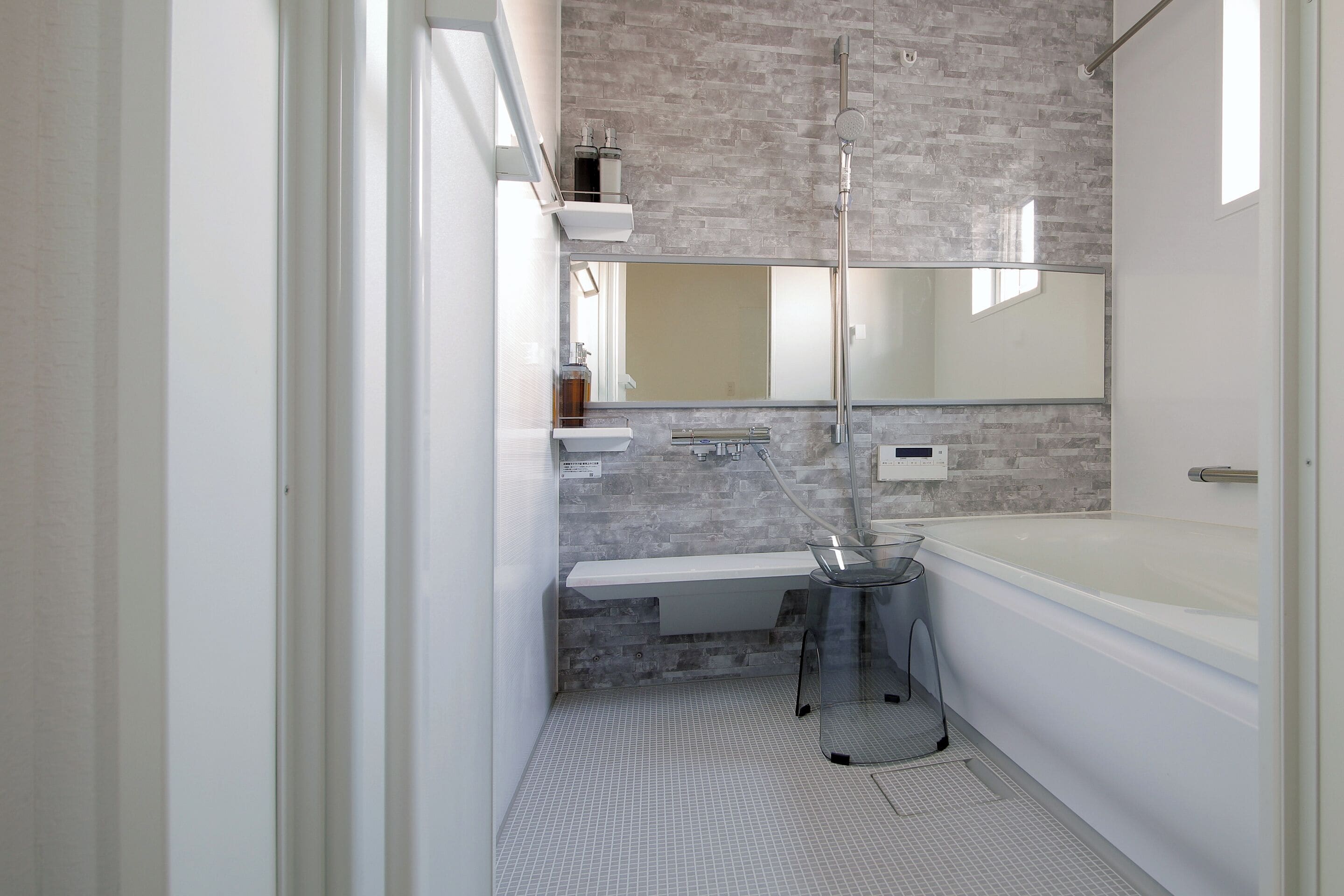 Amenidades de baño gratuitas, secadora de cabello, pantuflas, toallas 