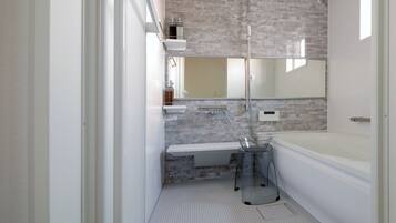 Articles de toilette gratuits, sèche-cheveux, chaussons