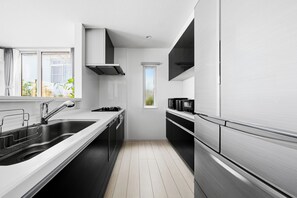 Kühlschrank, Mikrowelle, Ofen, Herdplatte