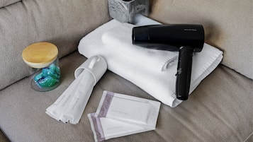 Maison Deluxe | Salle de bain | Articles de toilette (gratuits), séchoir à cheveux, pantoufles