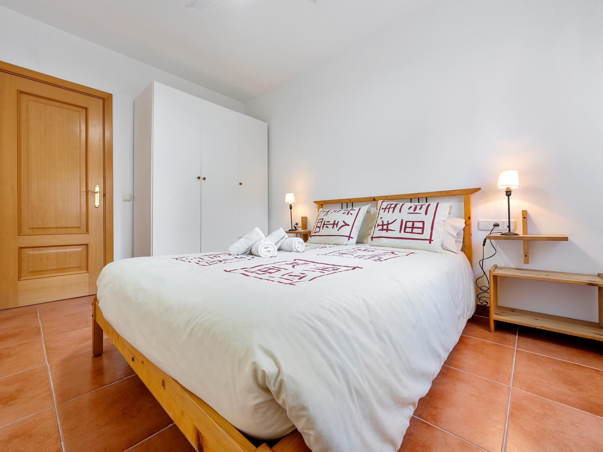 3 habitaciones, tabla de planchar con plancha, wifi y ropa de cama 