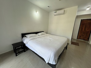 Room - Hotel God's Gift (Morjim)