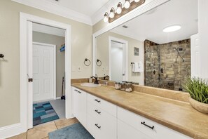 Shower, hair dryer, towels, soap - Tropical Pool Home with Grill & Firepit! Close to Downtown, Pinecraft & Beaches! (Sarasota)