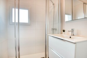 Douche, serviettes fournies