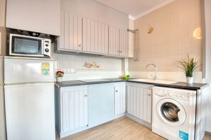 Kühlschrank, Wasserkocher mit Kaffee-/Teezubehör, Wasserkocher, Toaster