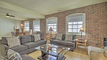 Deluxe Penthouse, City View | Living area