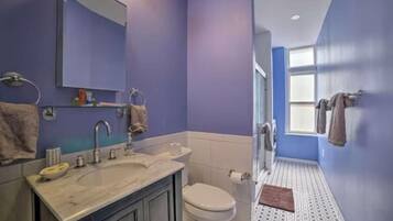Deluxe Penthouse, City View | Bathroom | Hair dryer, towels, soap, shampoo