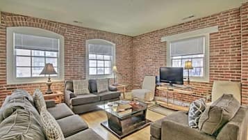 Deluxe Penthouse, City View | Living area