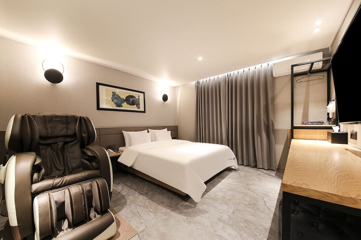 Premium Double Room, Non Smoking, Partial Lake View | Desk, laptop workspace, WiFi (free), individually decorated