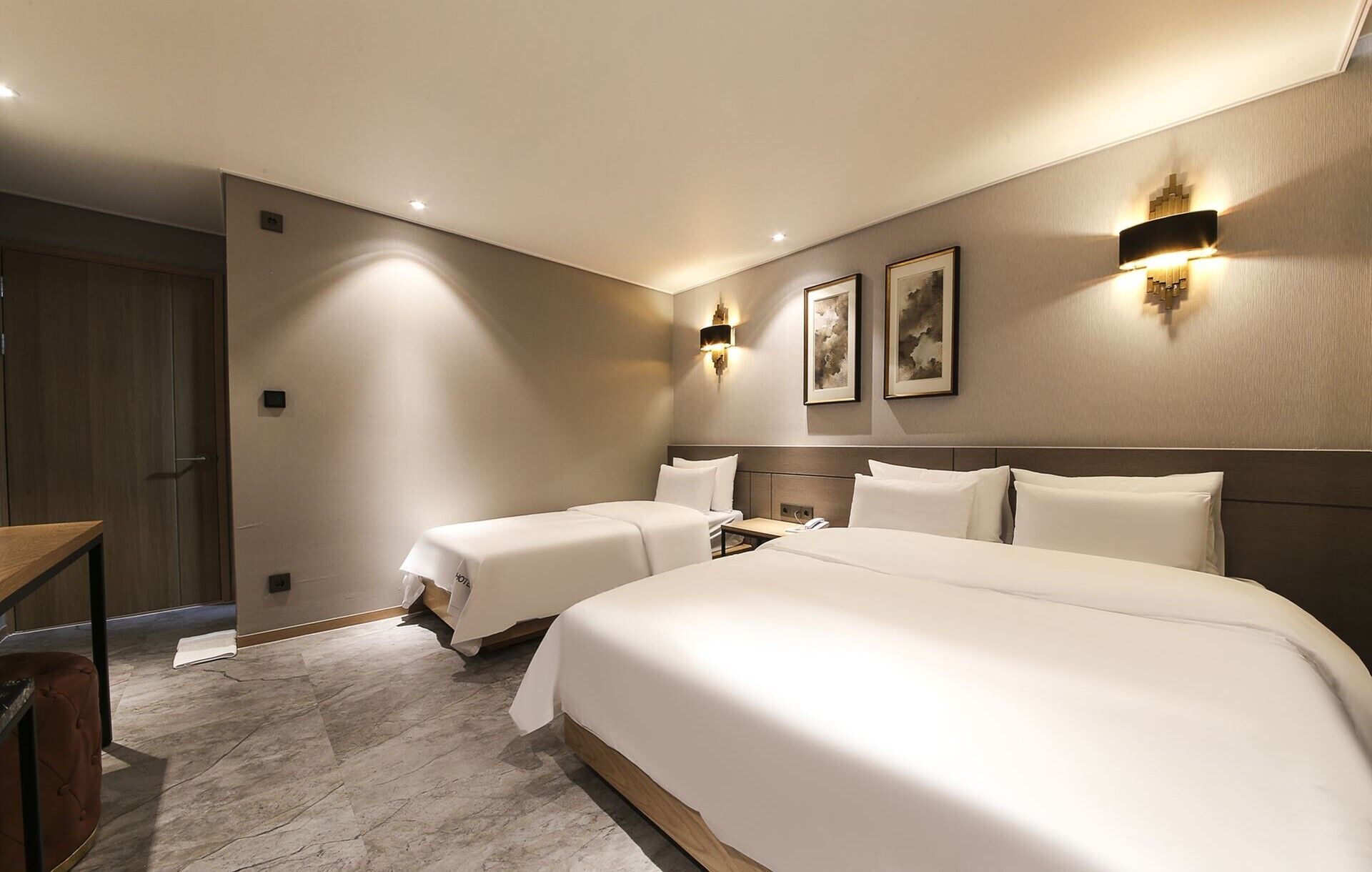 패밀리 트윈룸, 금연, 부분 호수 전망 | 각각 다른 스타일의 인테리어, 각각 다르게 가구 비치, 책상, 노트북 작업 공간