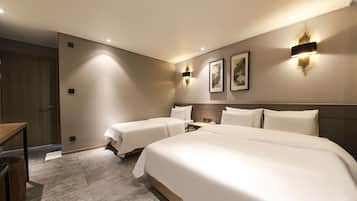 Family Twin Room, Non Smoking, Partial Lake View | Individually decorated, individually furnished, desk, laptop workspace