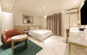 Individually decorated, individually furnished, desk, laptop workspace - Hotel Azit (Jeonju)