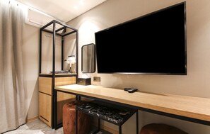 Individually decorated, individually furnished, desk, laptop workspace - Hotel Azit (Jeonju)