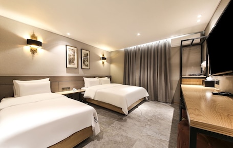 Family Twin Room, Non Smoking, Partial Lake View | Individually decorated, individually furnished, desk, laptop workspace