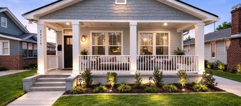 
New Luxury Riverside • Walk to Dining • Sleeps 6 . Parking 3+