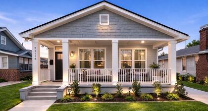 New Luxury Riverside • Walk to Dining • Sleeps 6 . Parking 3+