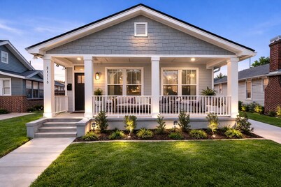 
New Luxury Riverside • Walk to Dining • Sleeps 6 . Parking 3+