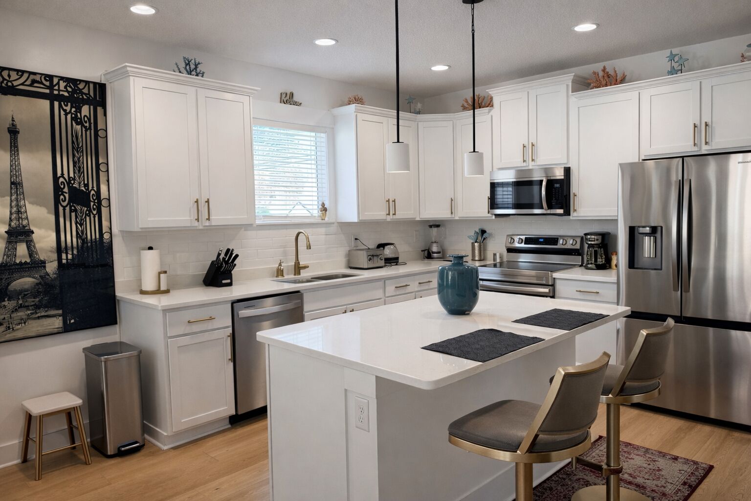 Jääkaappi, mikroaaltouuni, uuni, liesi